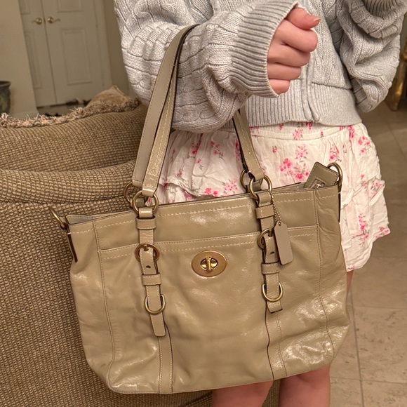 Coach Handbags - Coach Elegant Luxurious Leather Tote Bag